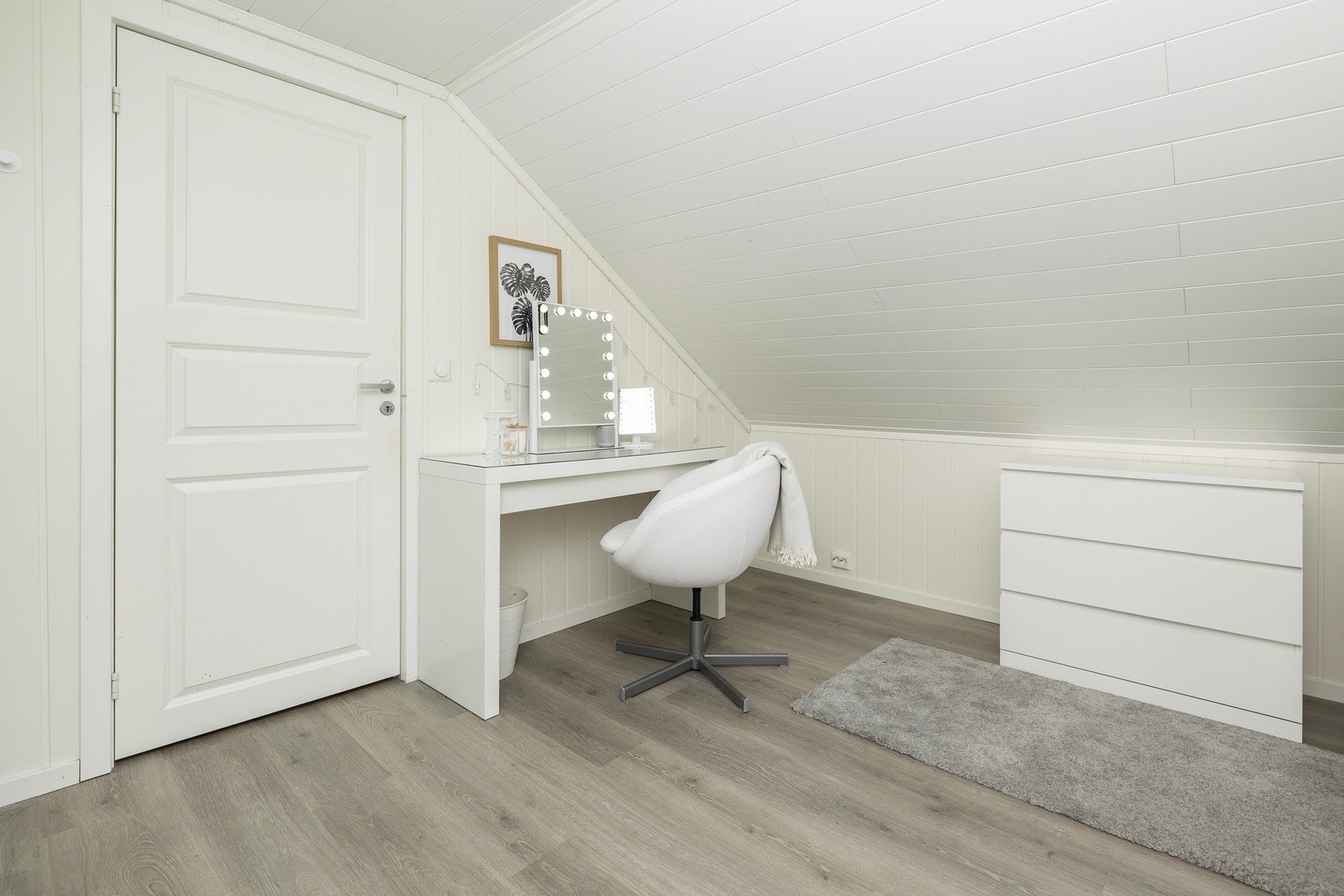Praktisk rom i loftsetasjen som egner seg godt som kontor, hobbyrom eller garderobe. Galleribilde