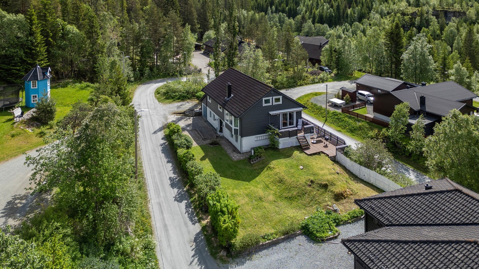 Boligen ligger høyt og fritt med gode utsikts- og solforhold. Galleribilde
