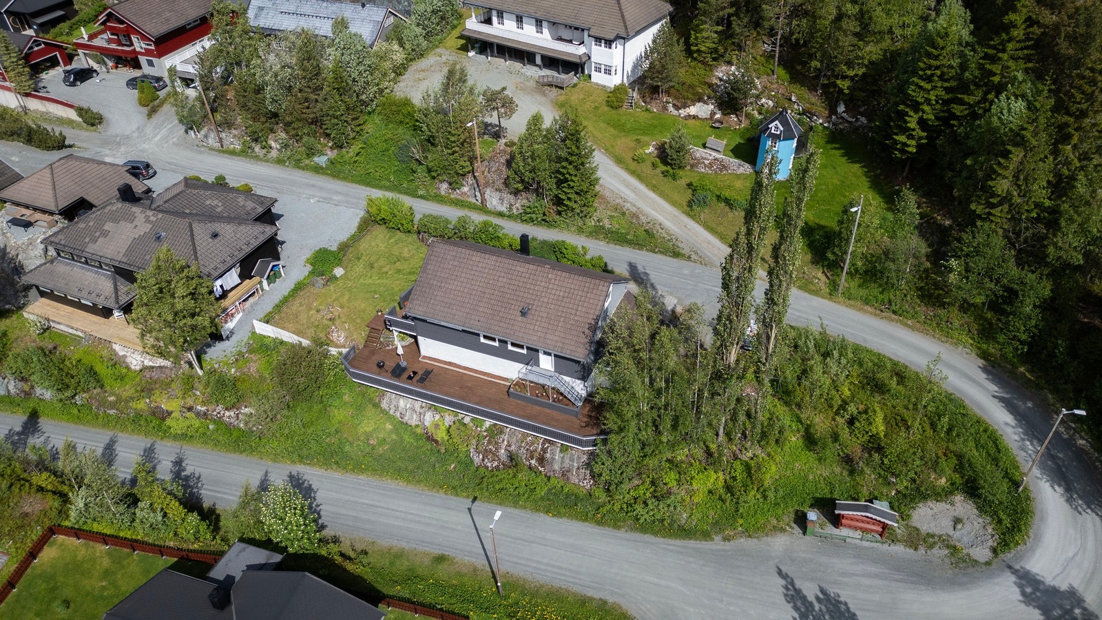 Oversiktsbilde som viser tomtens plassering og uteområdene. Galleribilde