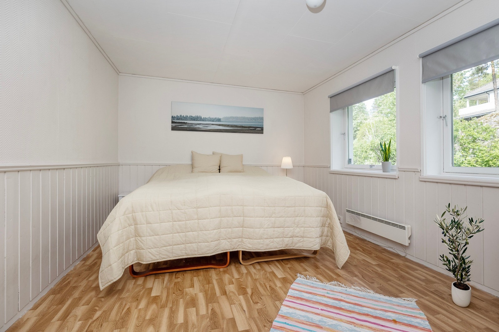 Lyst og romslig soverom med to vinduer. Galleribilde