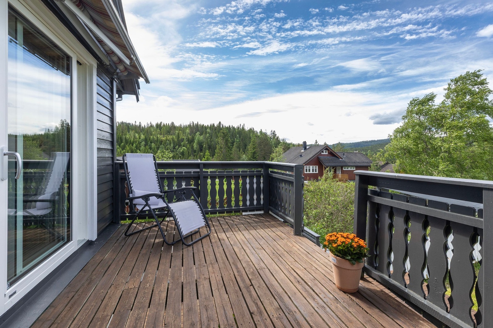 Terrasse med god plass til utemøbler og avslappende stunder. Markise for sol skjerming. Galleribilde