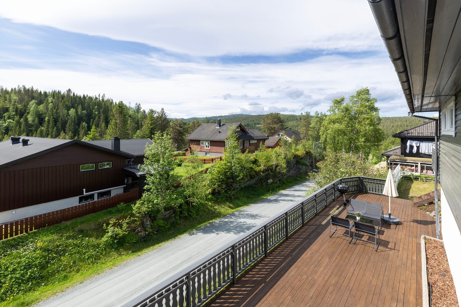 Stor terrasse med gode solforhold og utsikt mot grønne omgivelser. Galleribilde