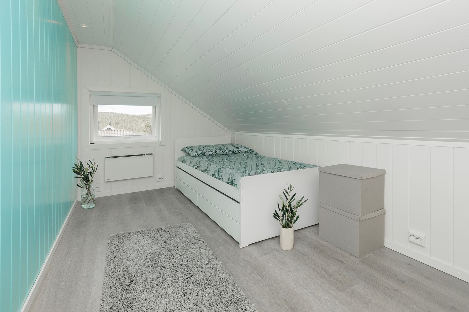 Soverom med plass til seng, oppbevaring og personlige løsninger. Galleribilde