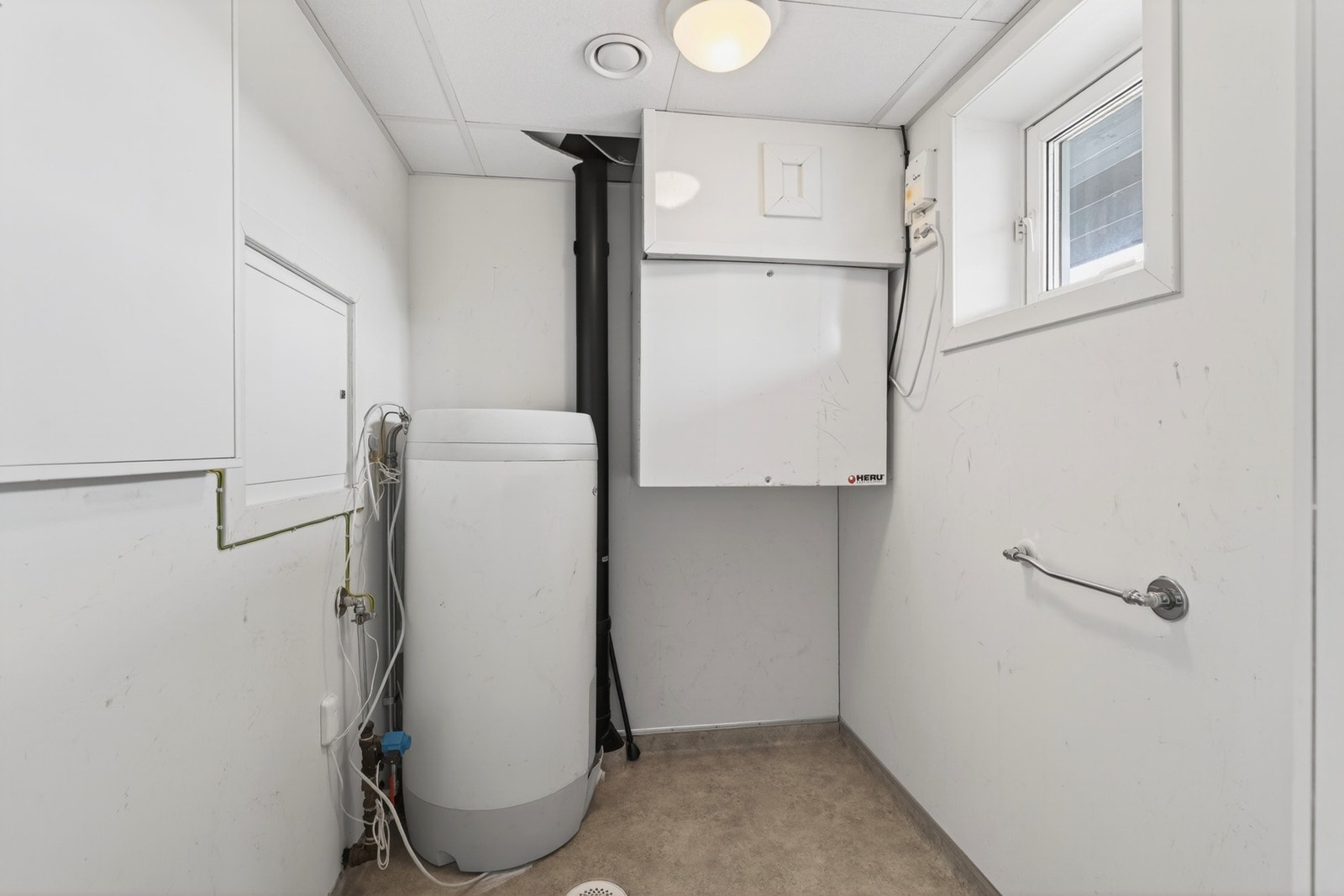 Eget teknisk rom med ventilasjonsaggregat, rør-i-rør-system og varmtvannsbereder på 198 liter. Galleribilde