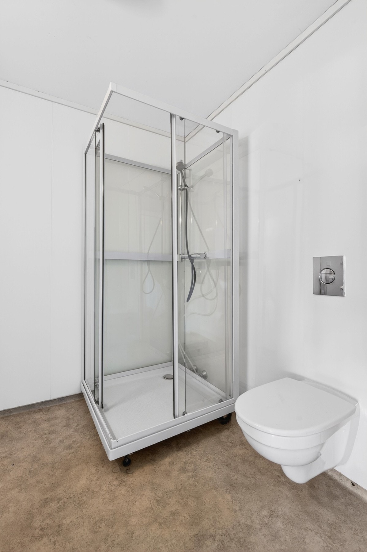 Badet er utstyrt med elektriske varmekabler i gulvet. Galleribilde