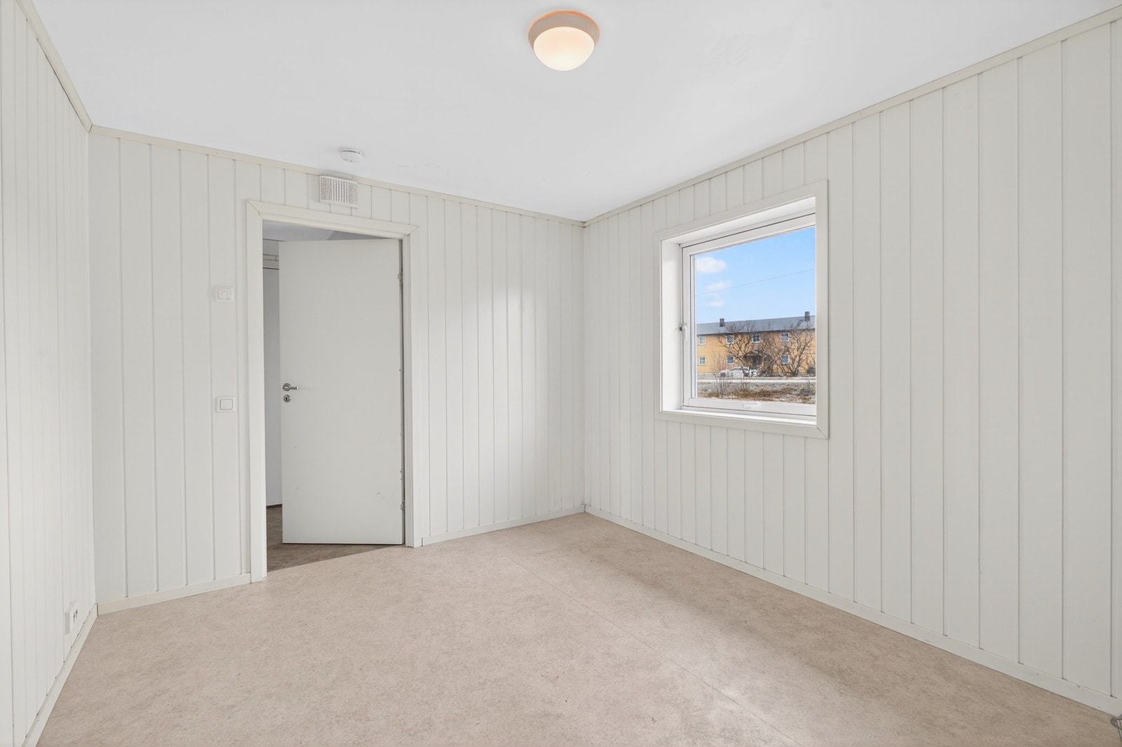 Soverommet har malte veggplater og fabrikkmalt trevindu med 3-lags glass fra byggeåret. Galleribilde