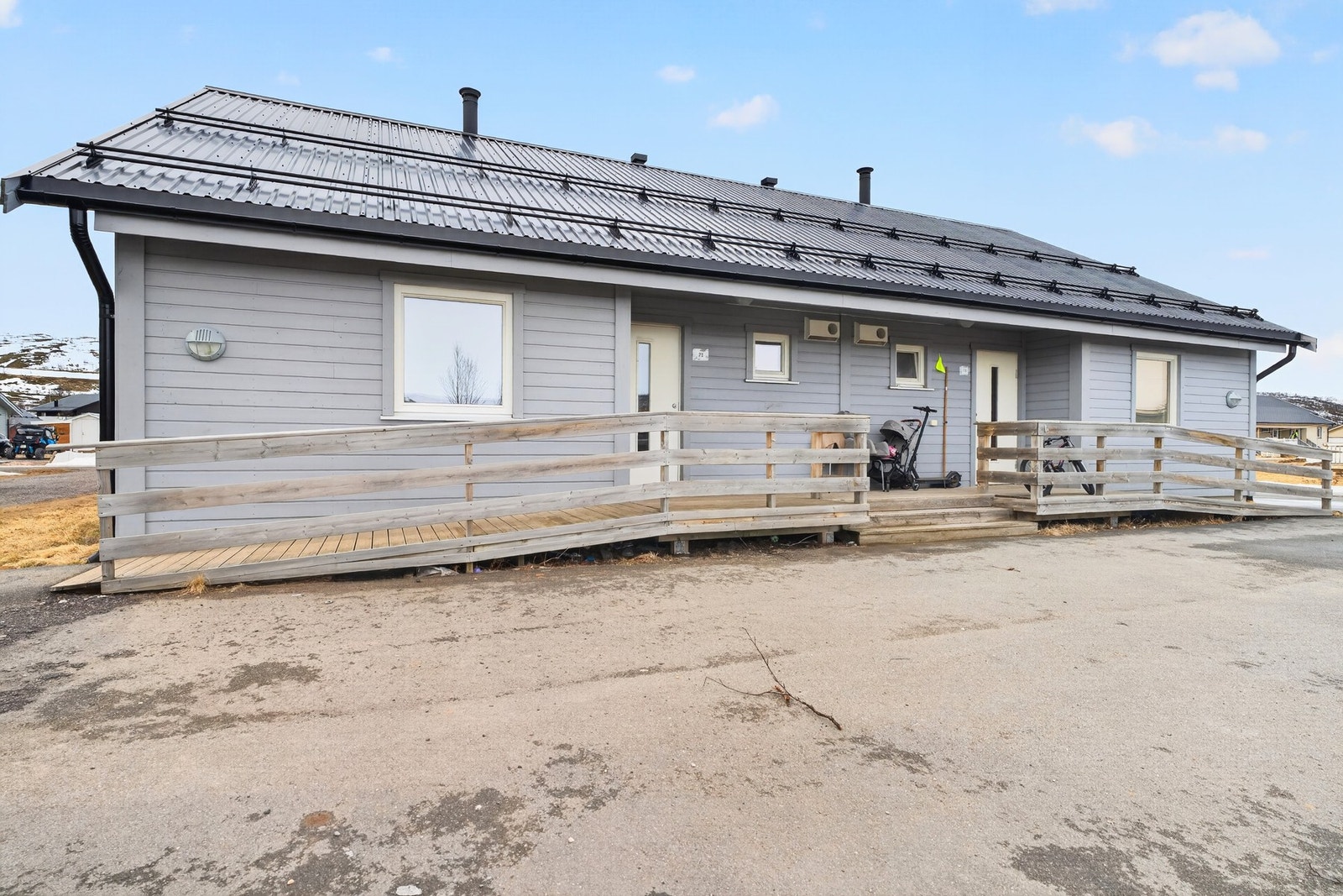 Eiendommen har gruset innkjørsel, parkering på egen tomt og rampe til både inngangsparti og terrasse. Galleribilde