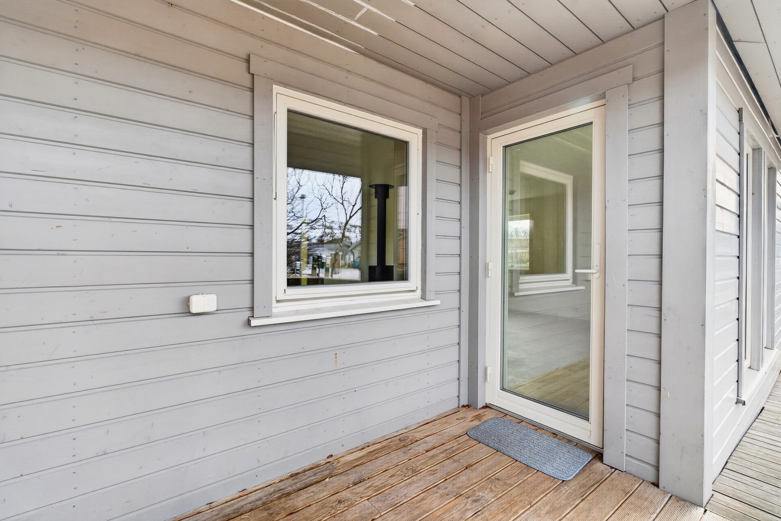 Overbygget inngangsparti med en terrasseplatting på 4 m². Galleribilde