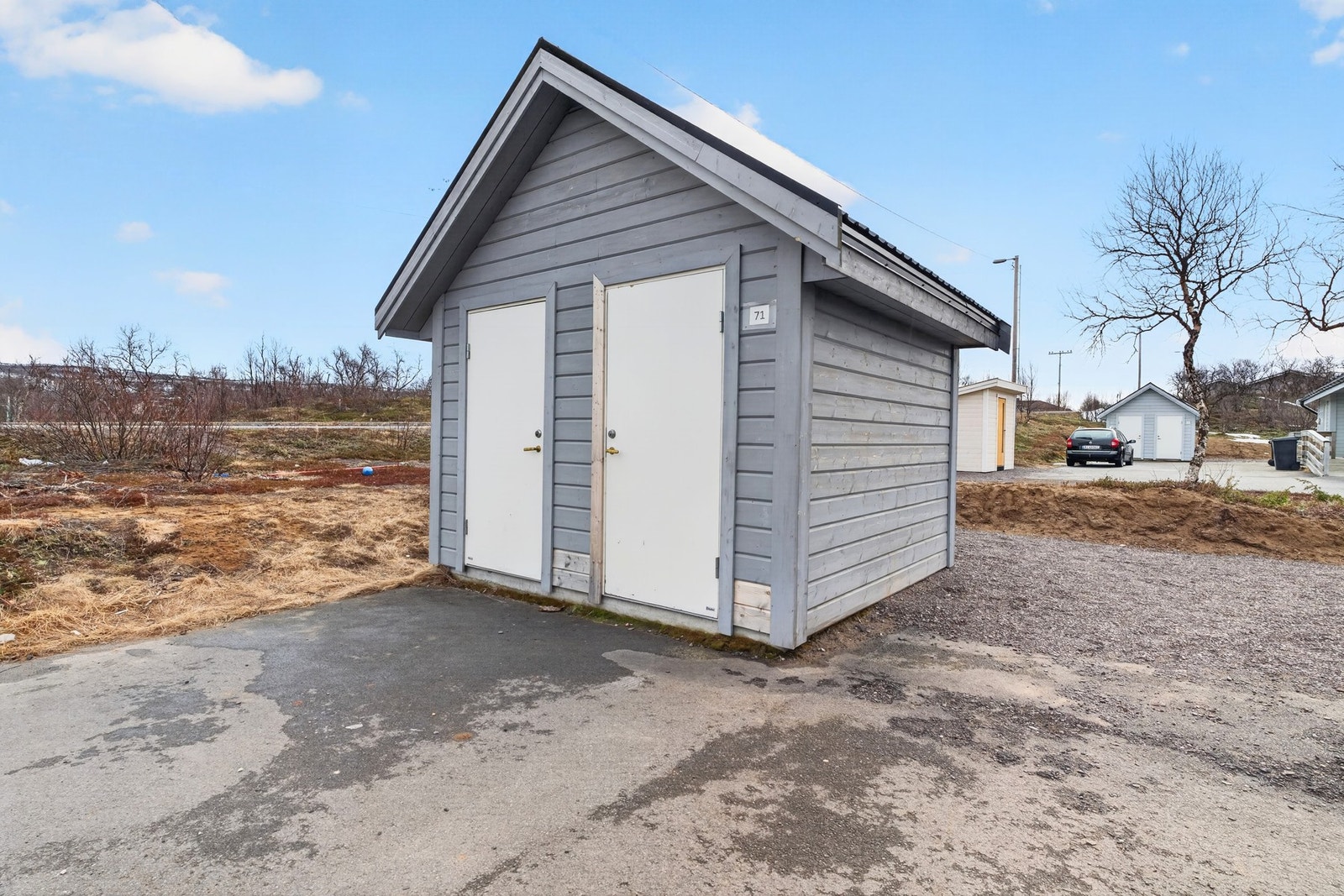 Frittstående, uisolert utebod på 10 m² fra 2014 gir god lagringsplass. Boden er delt i to separate rom. Galleribilde