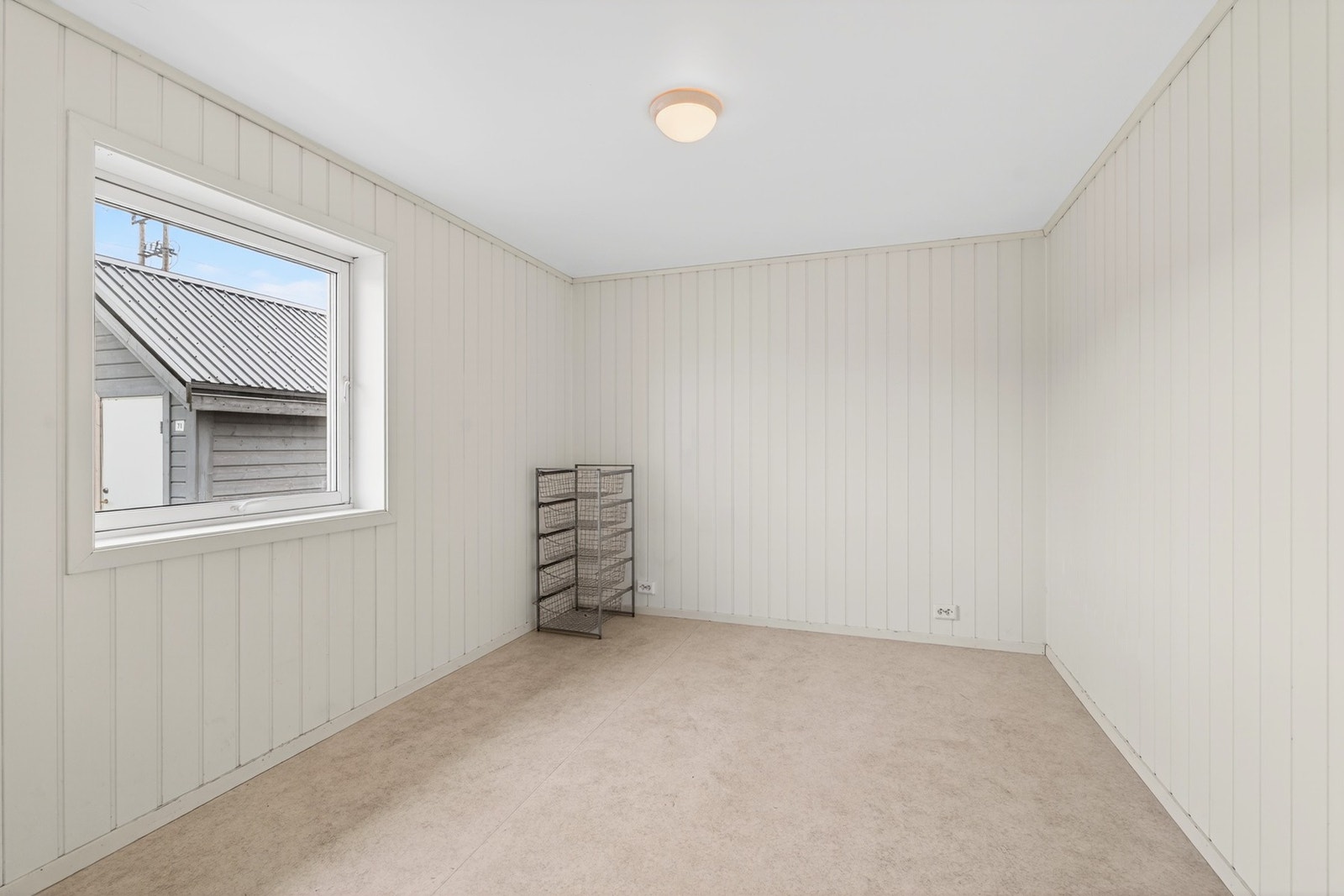Boligen har to soverom. Dette rommet har plass til seng og oppbevaringsmøbler. Galleribilde