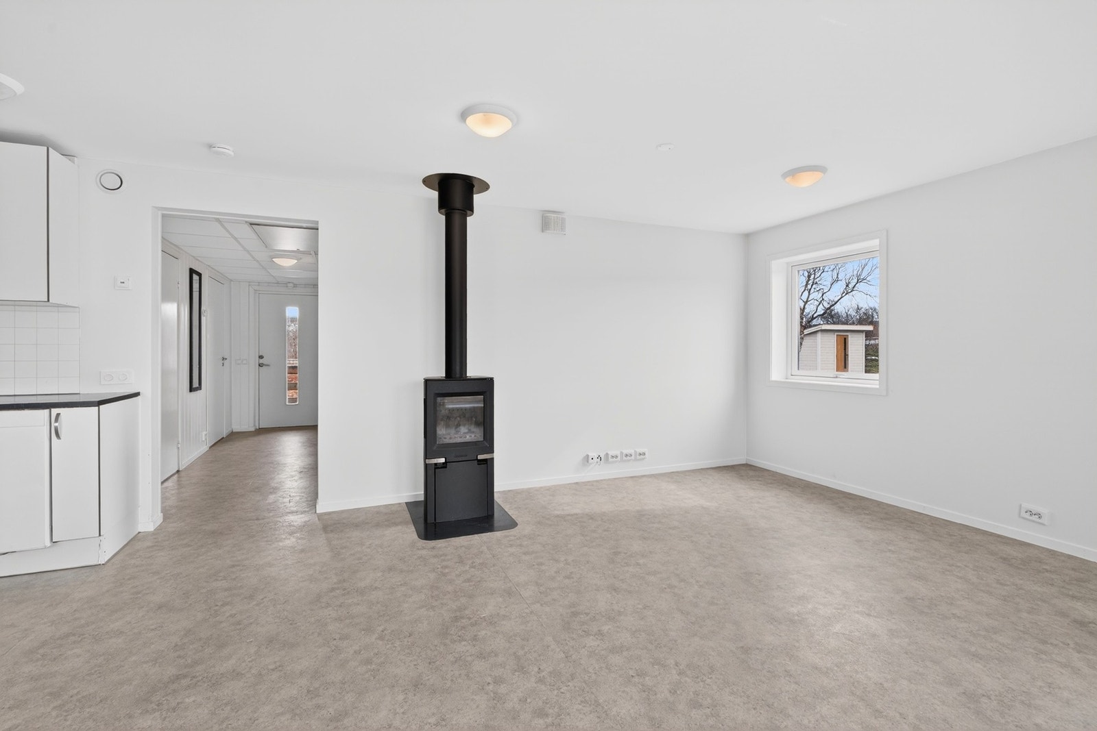 Den åpne planløsningen gir fleksibilitet for møblering av både sittegruppe og spiseplass. Galleribilde