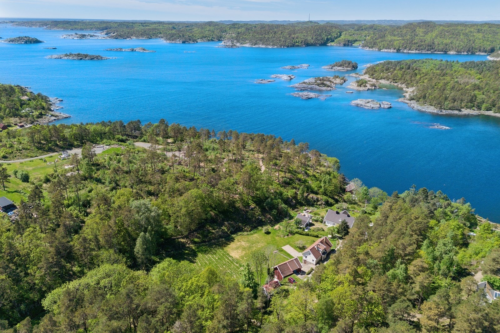 Med båt er det kort avstand til de fine holmene rett utenfor Hæstadneset. Galleribilde