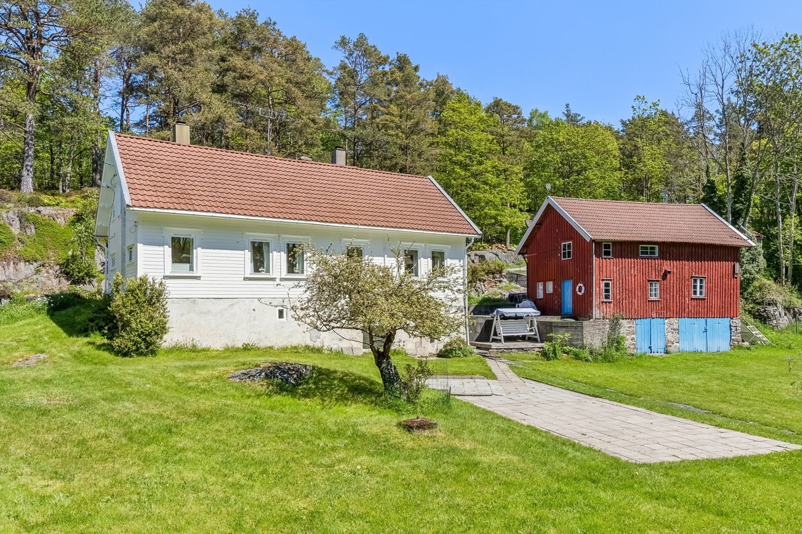 Eiendommen ligger solrikt til med, stor usjenert hage foran huset. Galleribilde