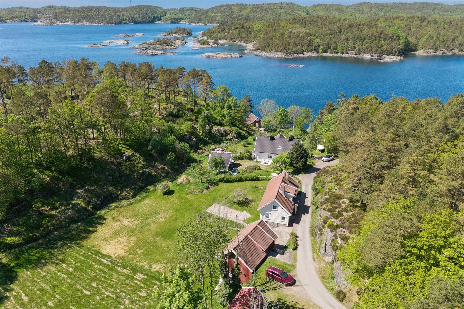 Eiendommen ligger i naturskjønne omgivelser nær Kvåsefjorden. Galleribilde