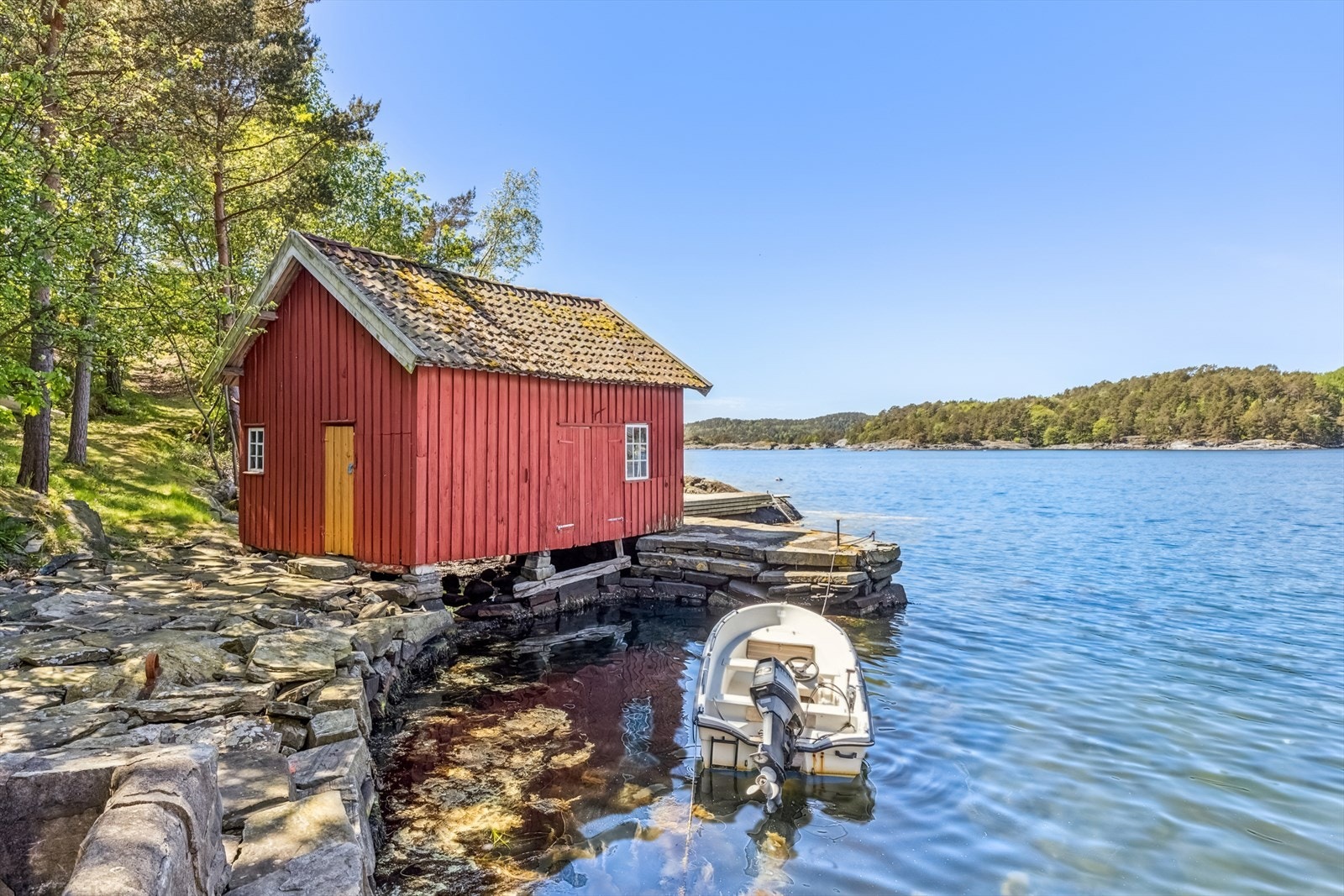 Sjøbuda med gammel steinbrygge Galleribilde
