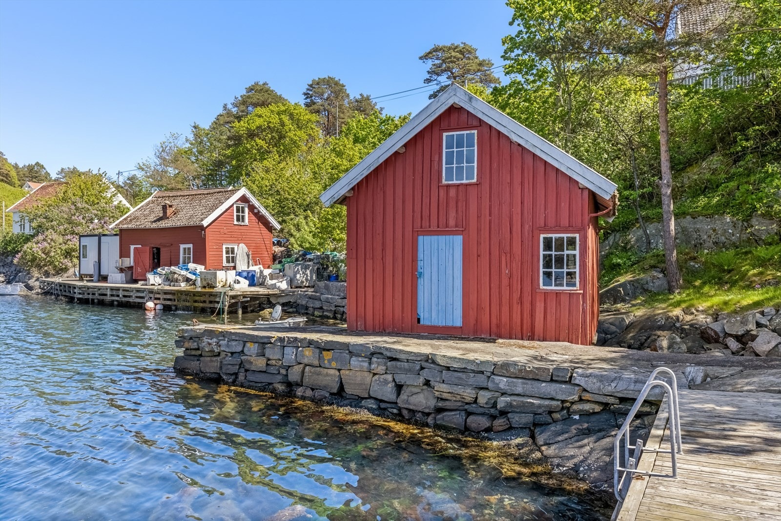 Egen sjøbu og brygge 150 m fra våningshuset. Galleribilde