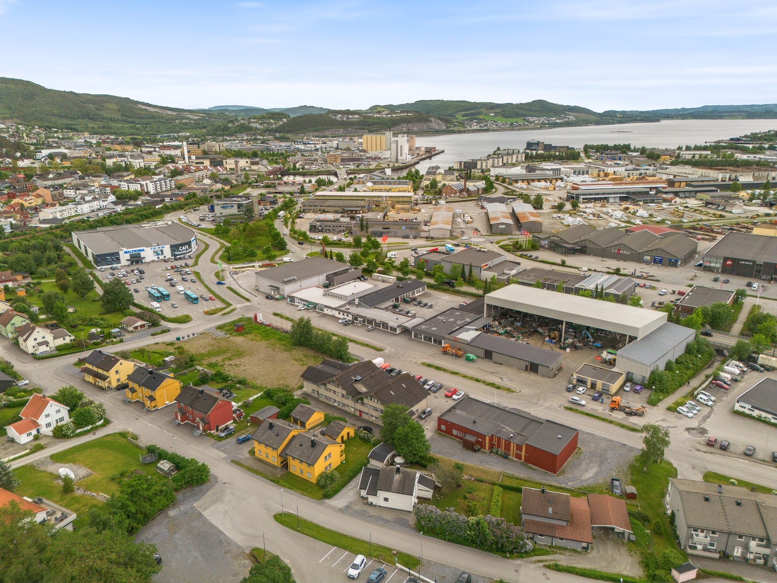 Sentral beliggenhet med gangavstand til sentrum, kjøpesenter, matbutikker, m.m. Galleribilde