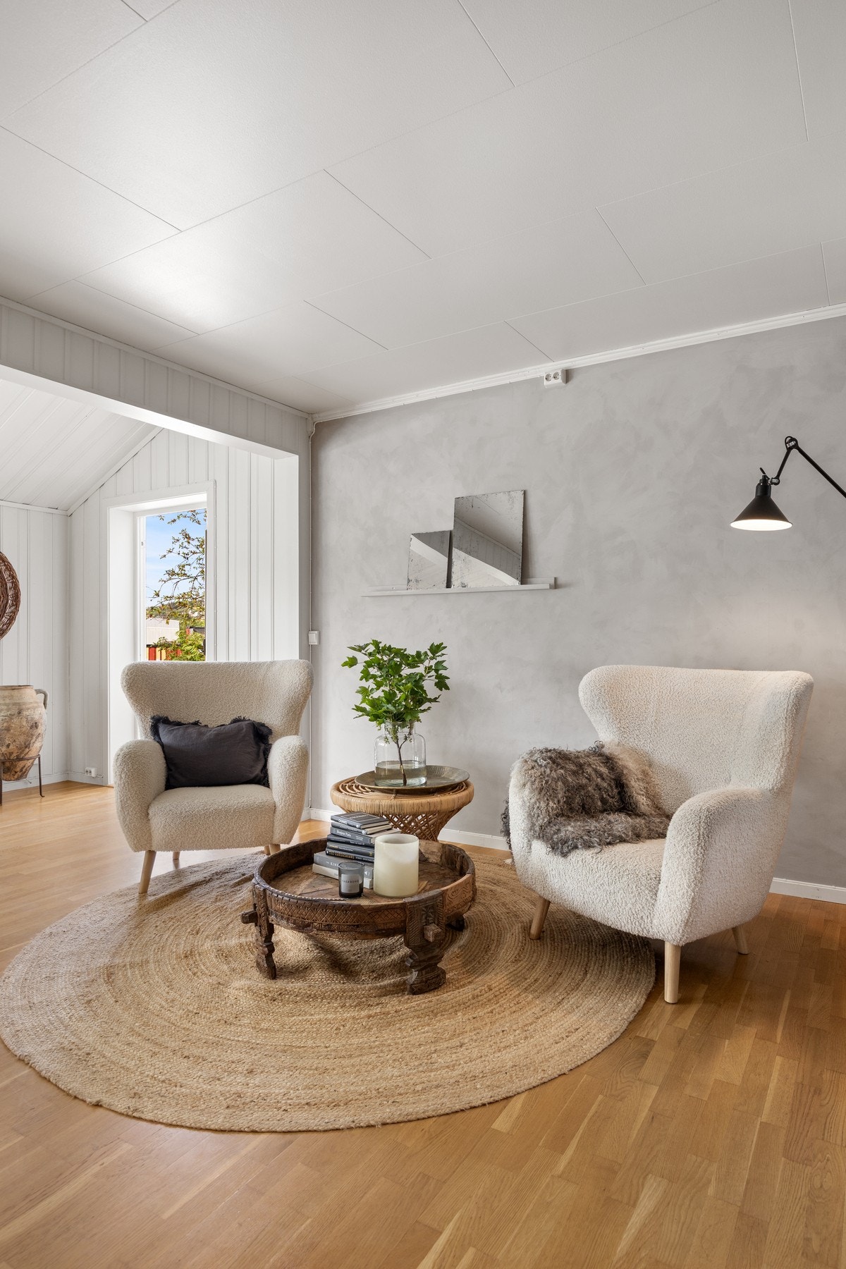 De store vindusflatene gir stuen mye naturlig lys Galleribilde