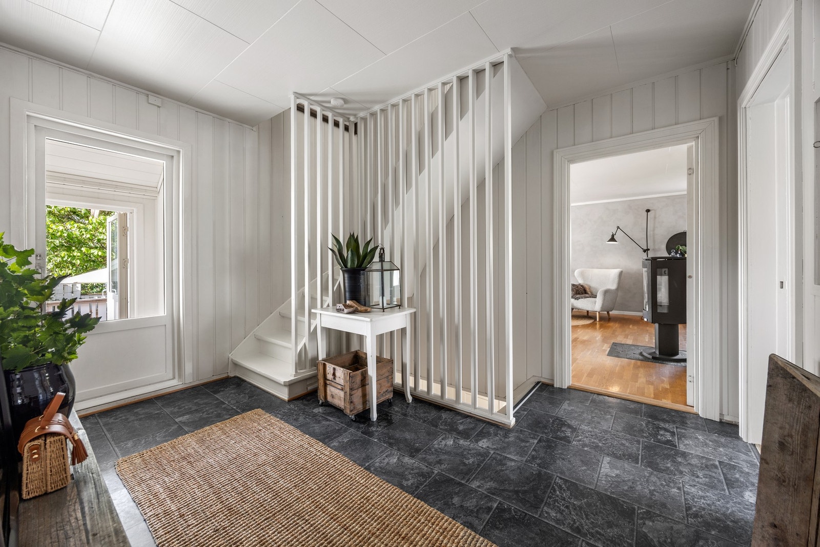 Gang - ca 11 kvm. Dør til terrasse, entré, bad og kontor/soverom Galleribilde