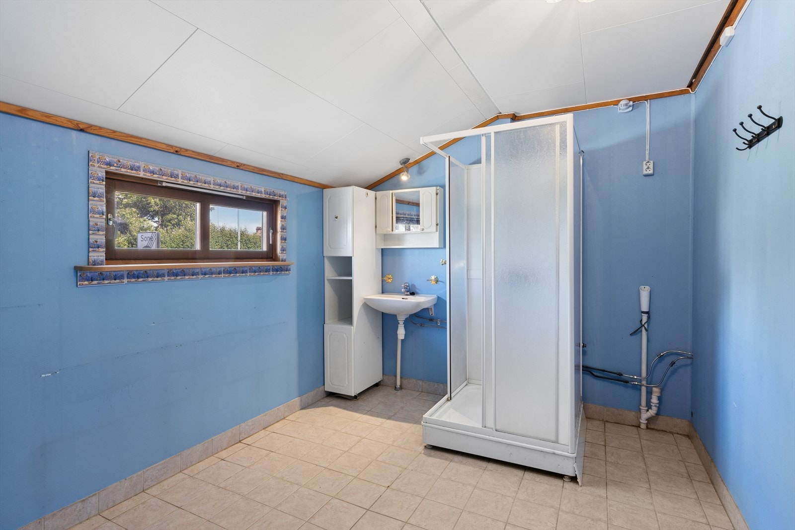 Badet er av eldre dato, men er innredet med dusjkabinett, servant og skap. Det er opplegg til vaskemaskin og tørketrommel på bad. Galleribilde