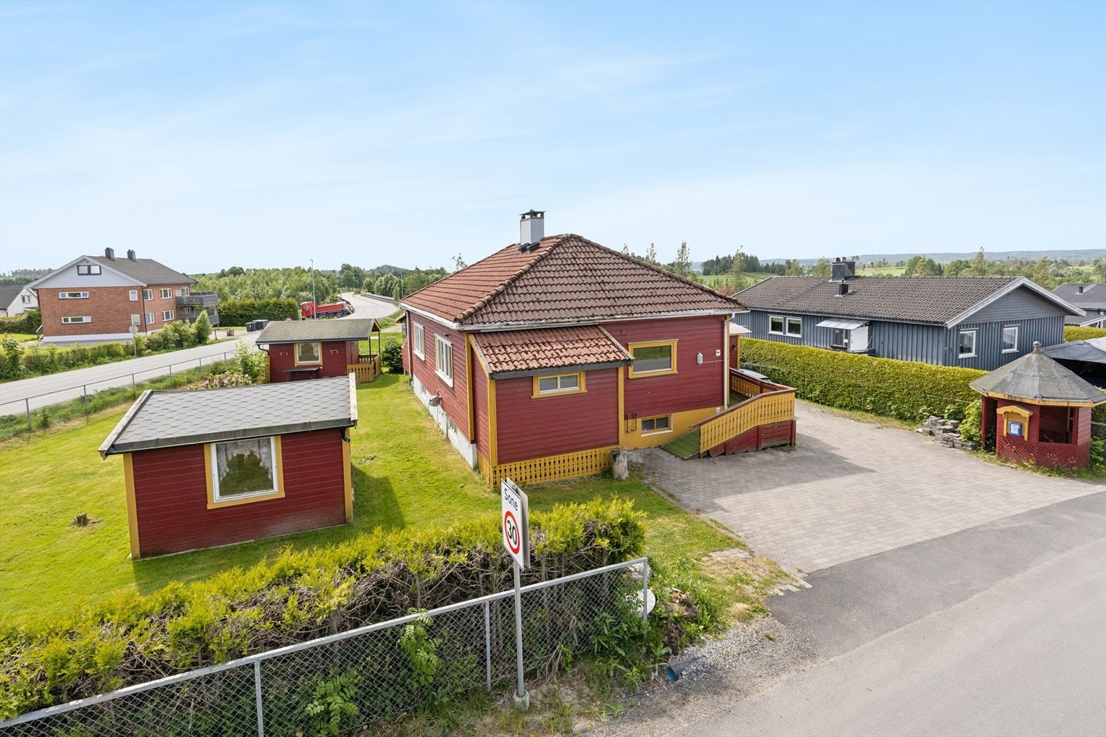 Eiendommen har en solrik hage og en pent opparbeidet tomt på 792 m² med beleggningsstein, plen, hekk, prydbusker og beplantning. Galleribilde