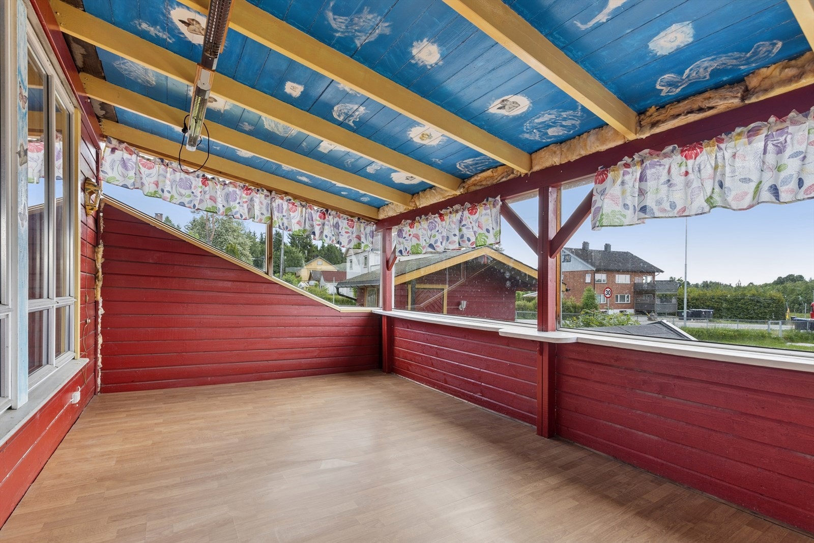 Takoverbygd terrasse med utelys og varme. Galleribilde
