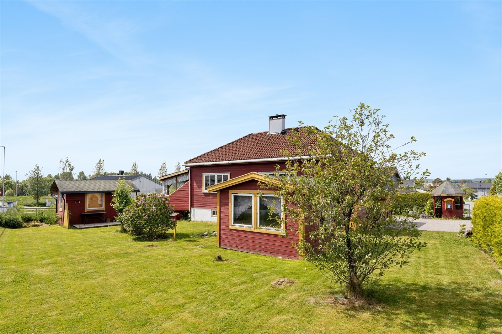 En eldre enebolig med oppussingbehov beliggende på en flat, solrik og fin tomt i et attraktivt boligområde Galleribilde