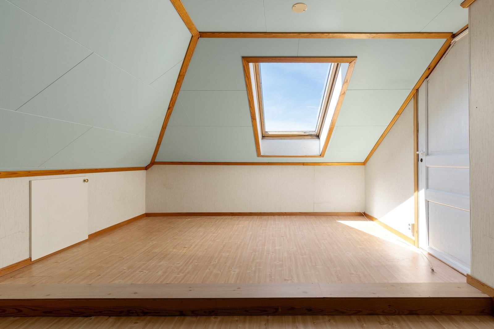 Rom på loft som har vært benyttet som barnerom. Takhøyden her er maks 190 cm og rommet er ikke målbart eller godkjent for varig opphold. Galleribilde