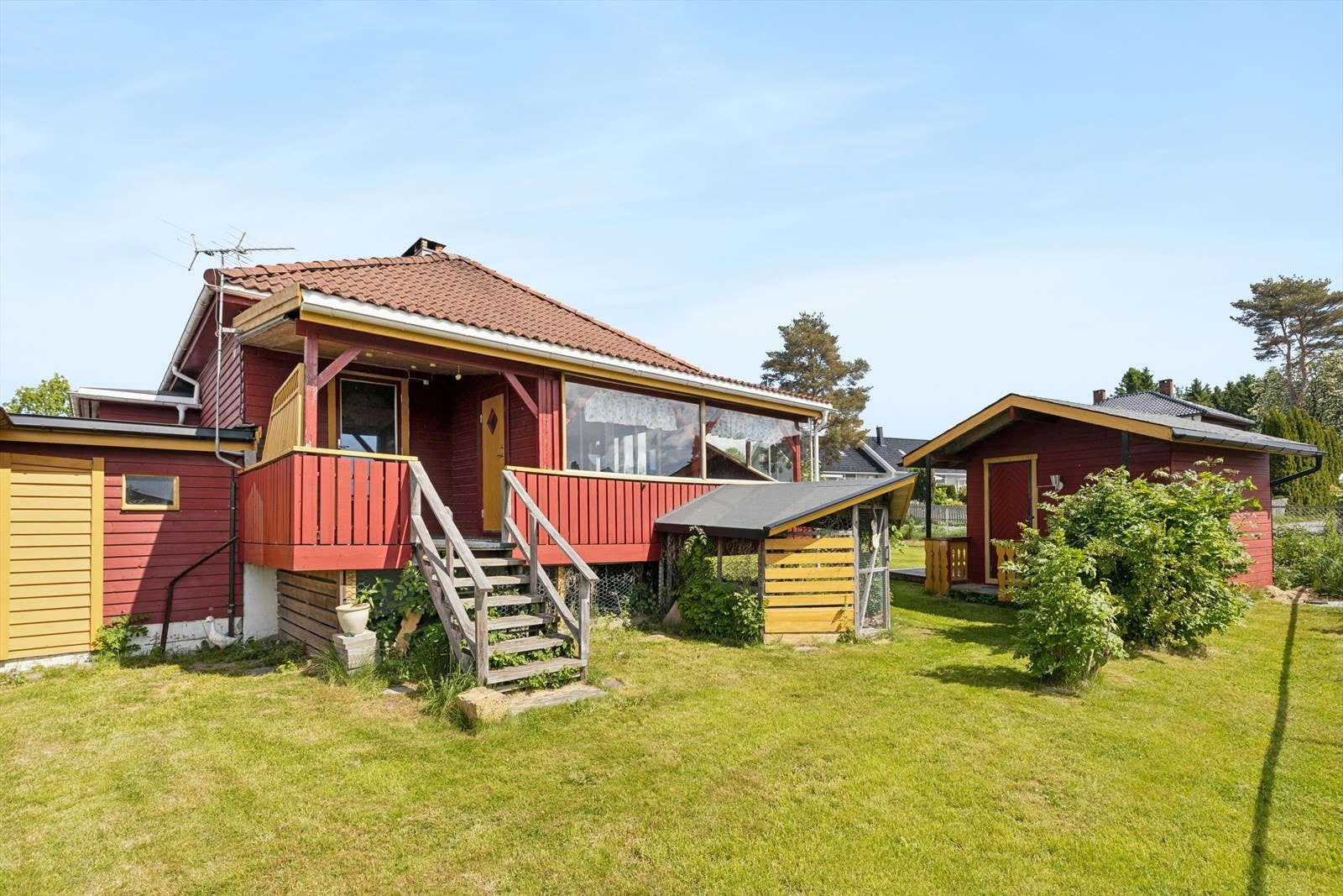 Solrik tomt og takoverbygd terrasse. Galleribilde