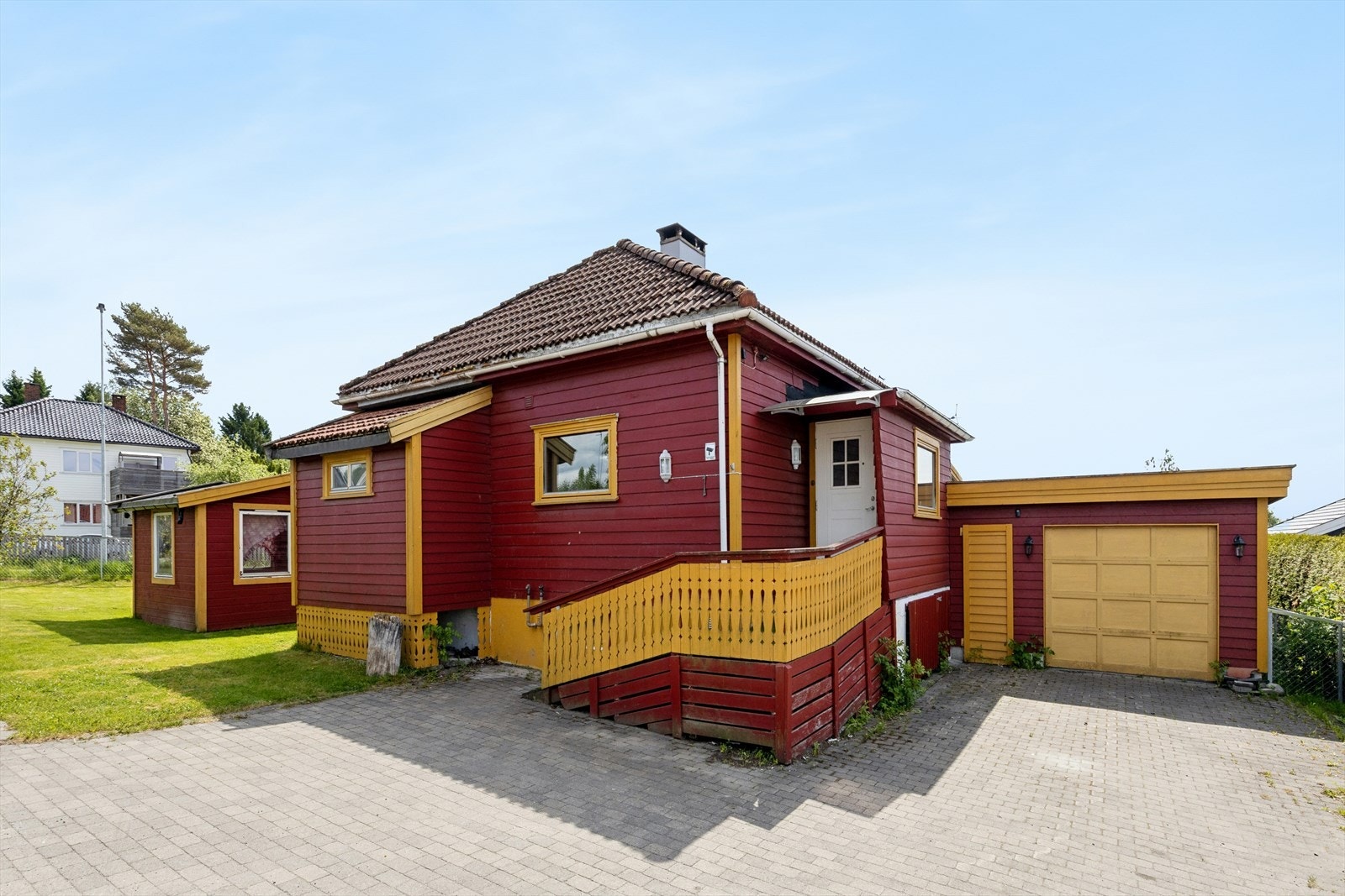 Parkering i garasje med elektrisk port og biloppstillingsplass til minimum 3-4 biler på egen tomt. Galleribilde