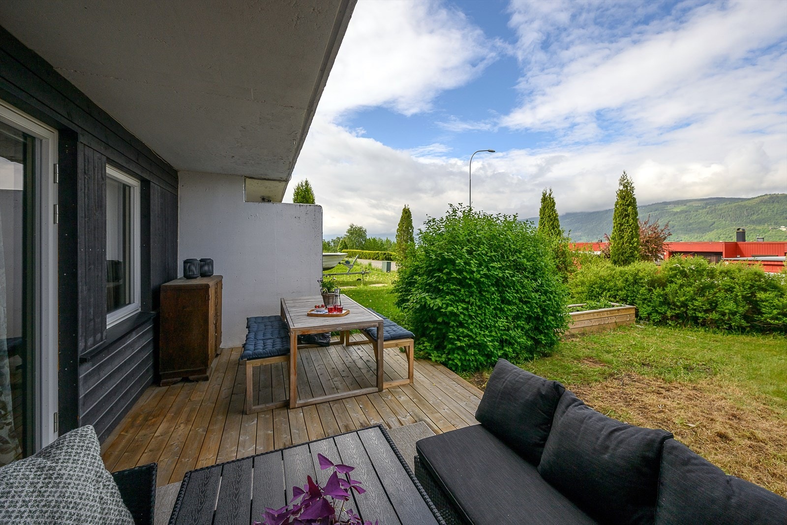 Leiligheten disponerer en egen hageflekk. Galleribilde