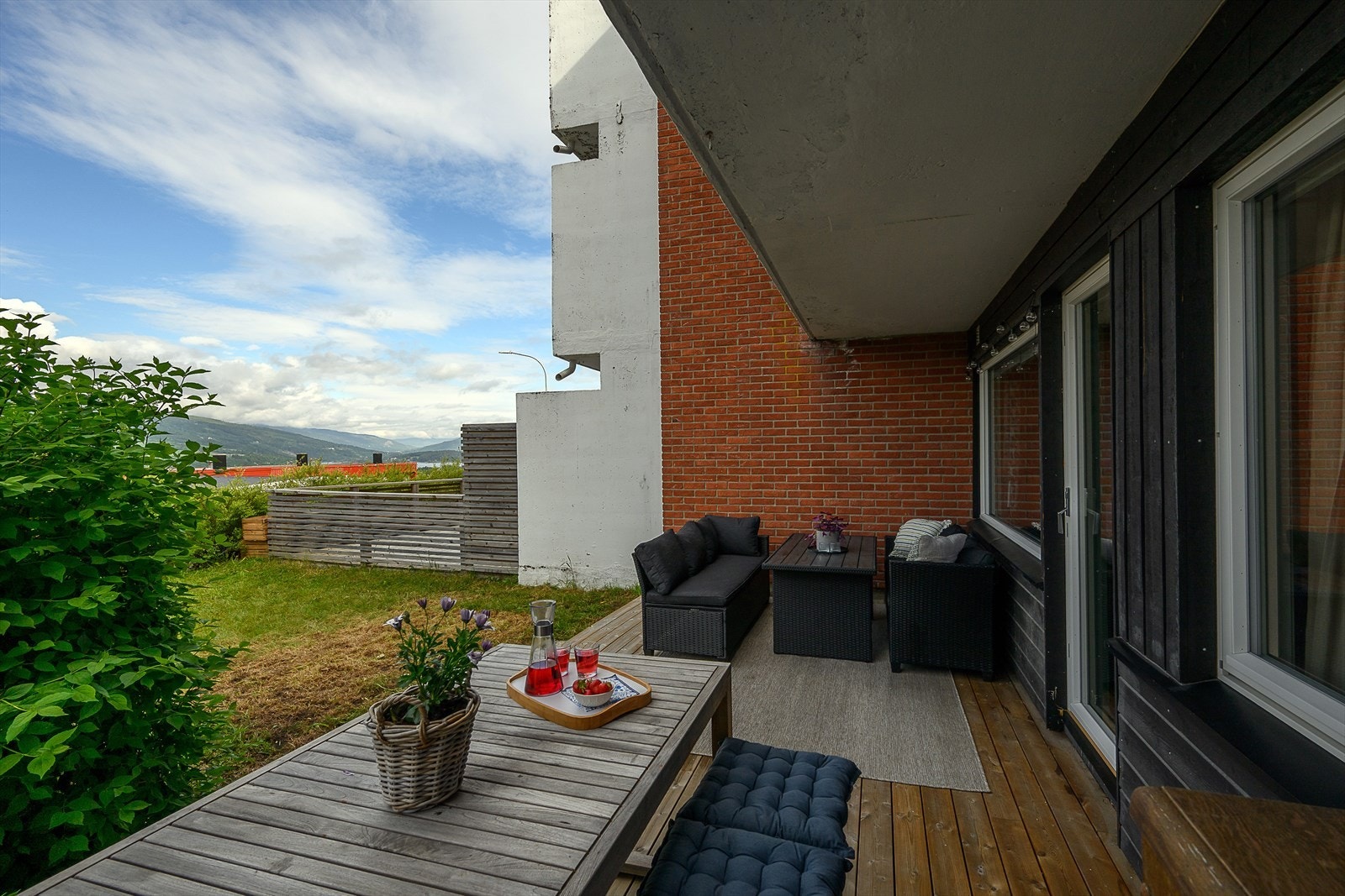 Fra stuen er det direkte utgang til en platting på bakkeplan, med god plass til utemøbler. Galleribilde