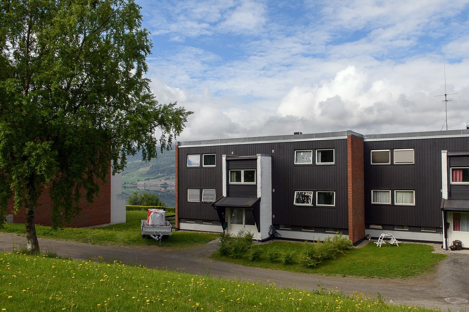 Bygningen fra 1972 har bærende konstruksjoner i betong og fasader kledd med trepanel. Galleribilde