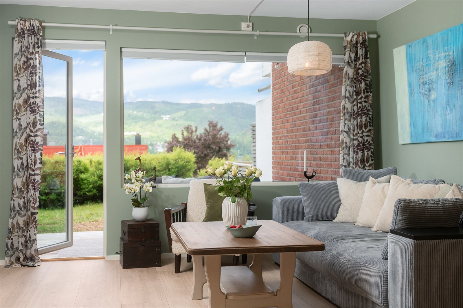 Nye vinduer og terrassedør fra 2021 slipper inn godt med lys og kobler stuen til uteområdet. Galleribilde