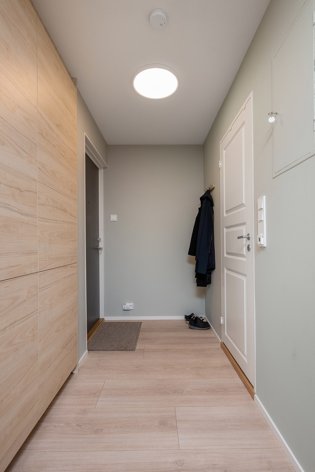 Fra gangen er det direkte adkomst til baderommet med opplegg for vaskemaskin. Galleribilde