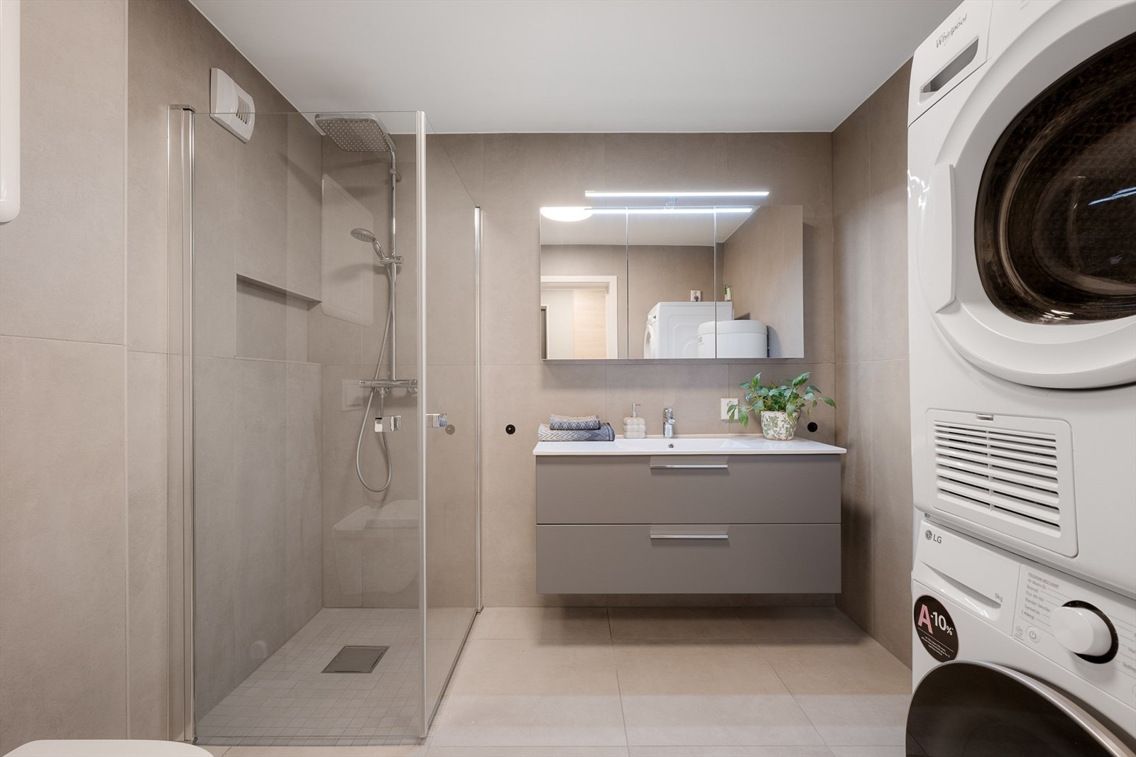 Badet ble pusset opp i 2021, med fliser på gulv og vegger, samt opplegg for vaskemaskin. Galleribilde