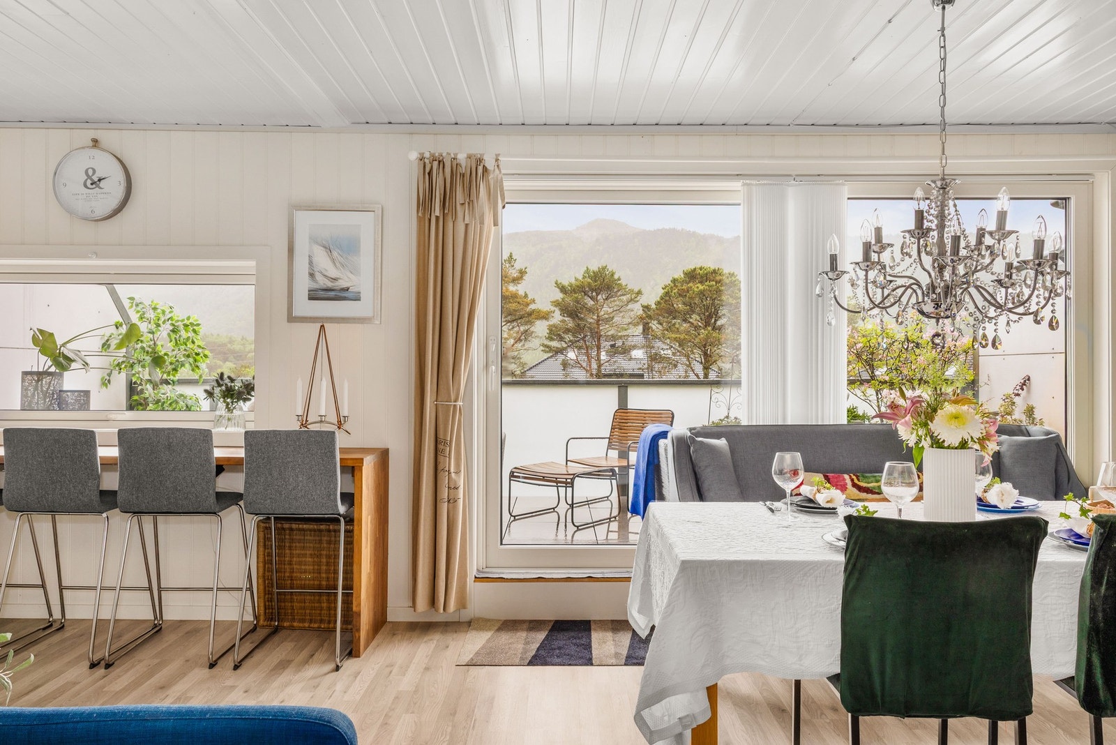 Store vindusflater slipper inn rikelig med dagslys og gir rommet en lys og behagelig karakter. Galleribilde