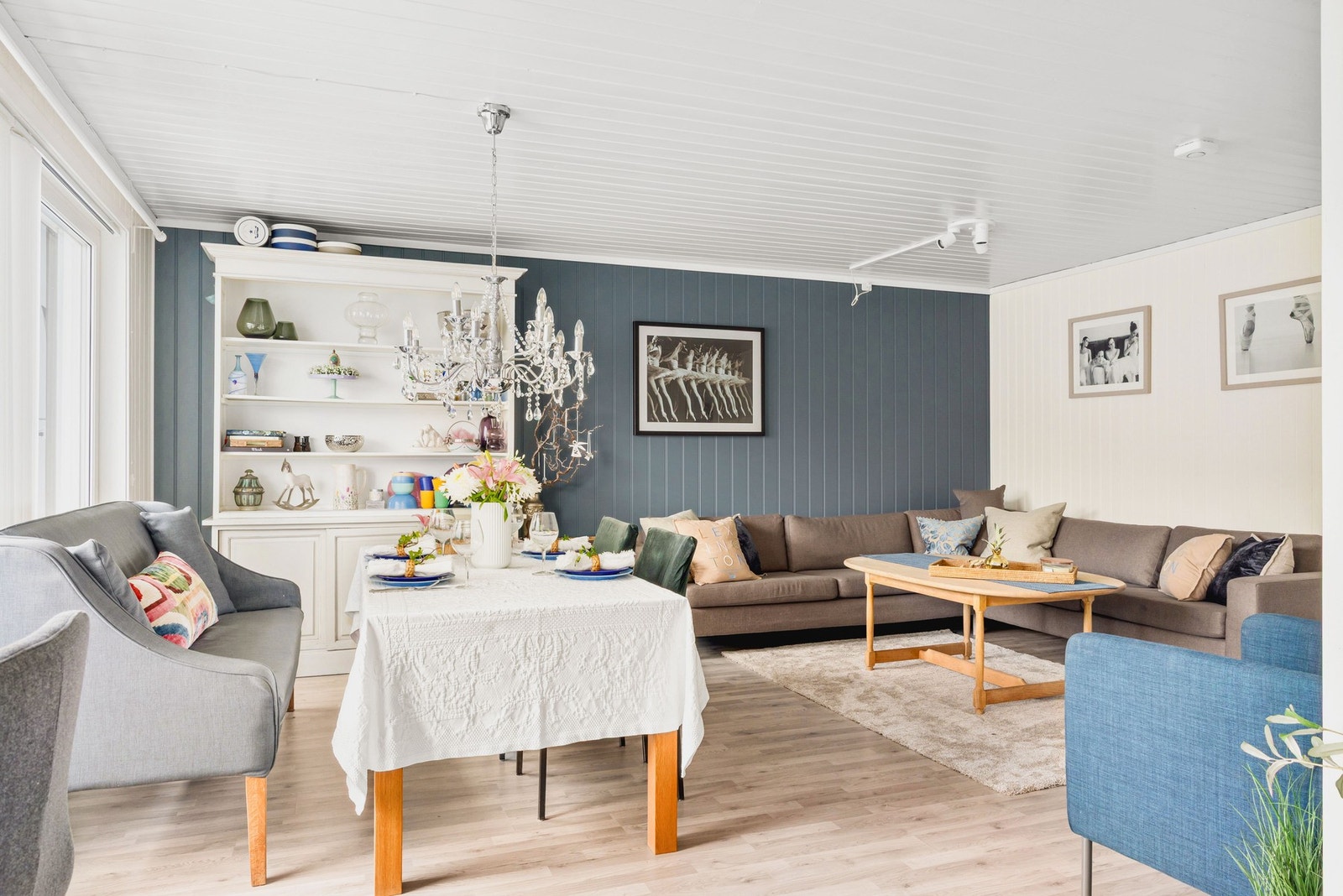 Det er god plass til både sofagruppe, TV-møblement og spisegruppe. Galleribilde