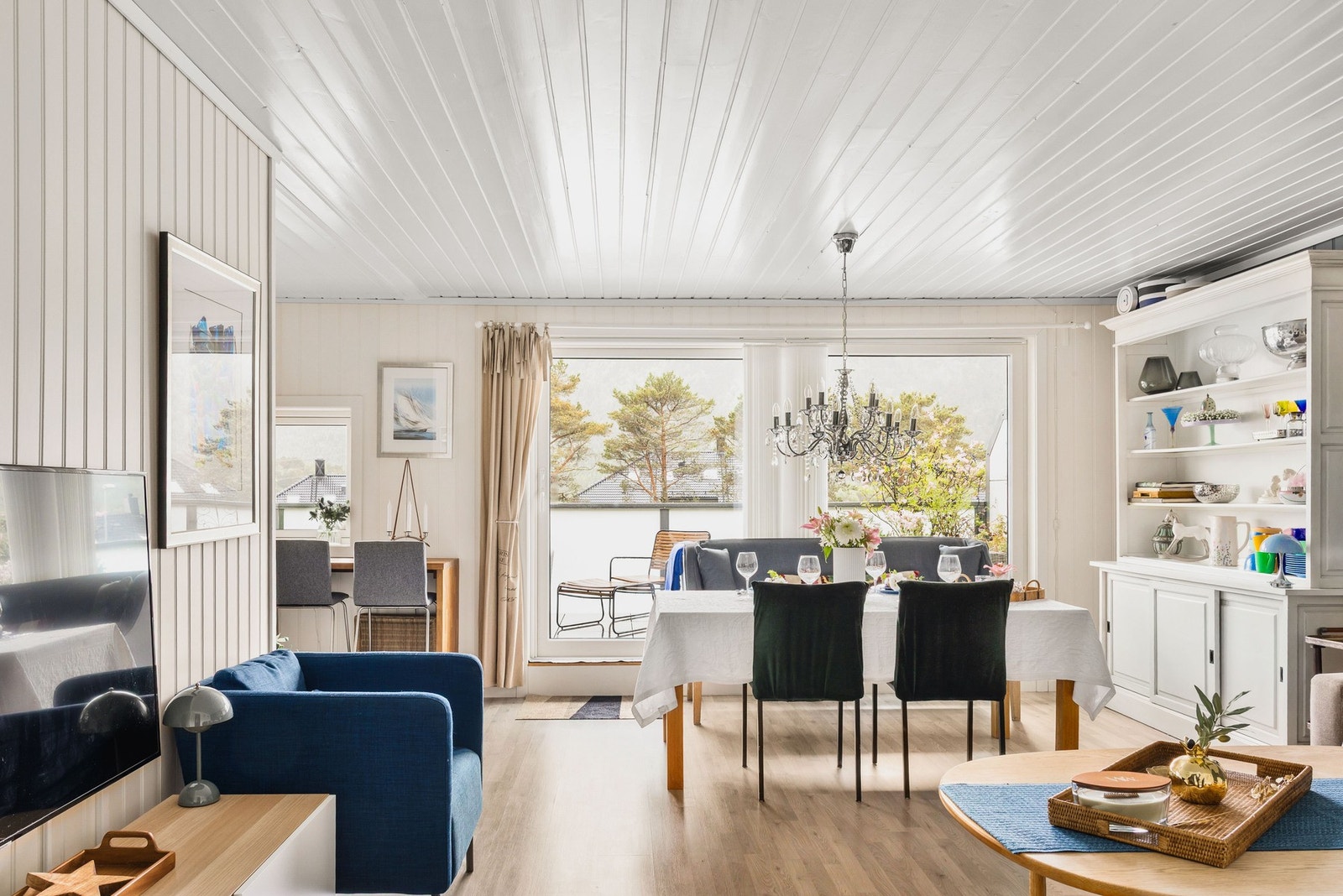 Videre kommer du inn til boligens naturlige samlingspunkt, nemlig stuen. Galleribilde