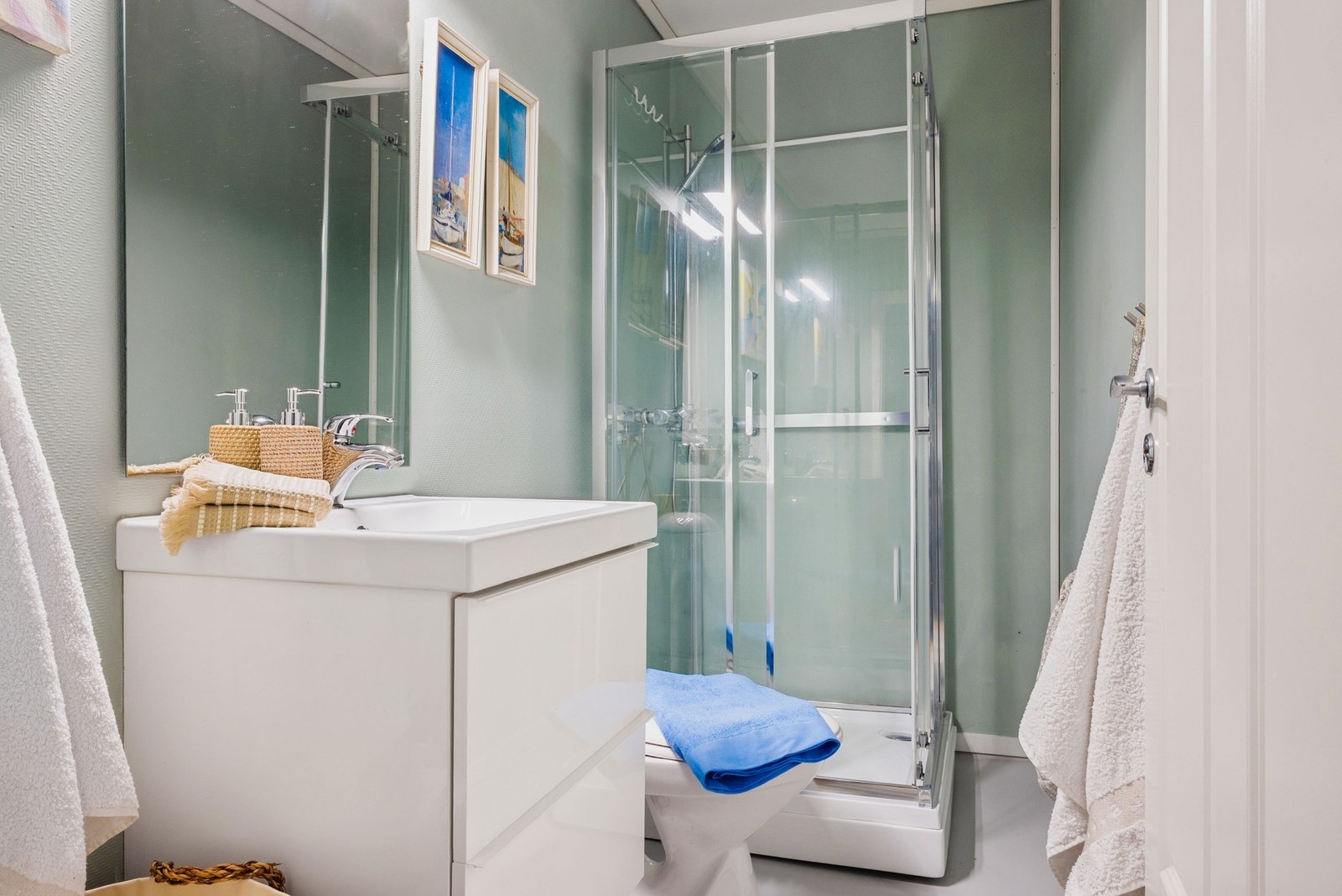 Det andre badet måler 3,4 kvm og er innredet med dusjkabinett, toalett og servant med skuffeinnredning. Galleribilde
