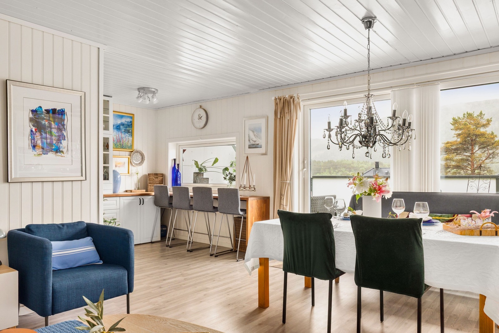 Stuen er romslig og har en åpen løsning mot kjøkkenet som skaper en luftig og sosial atmosfære. Galleribilde