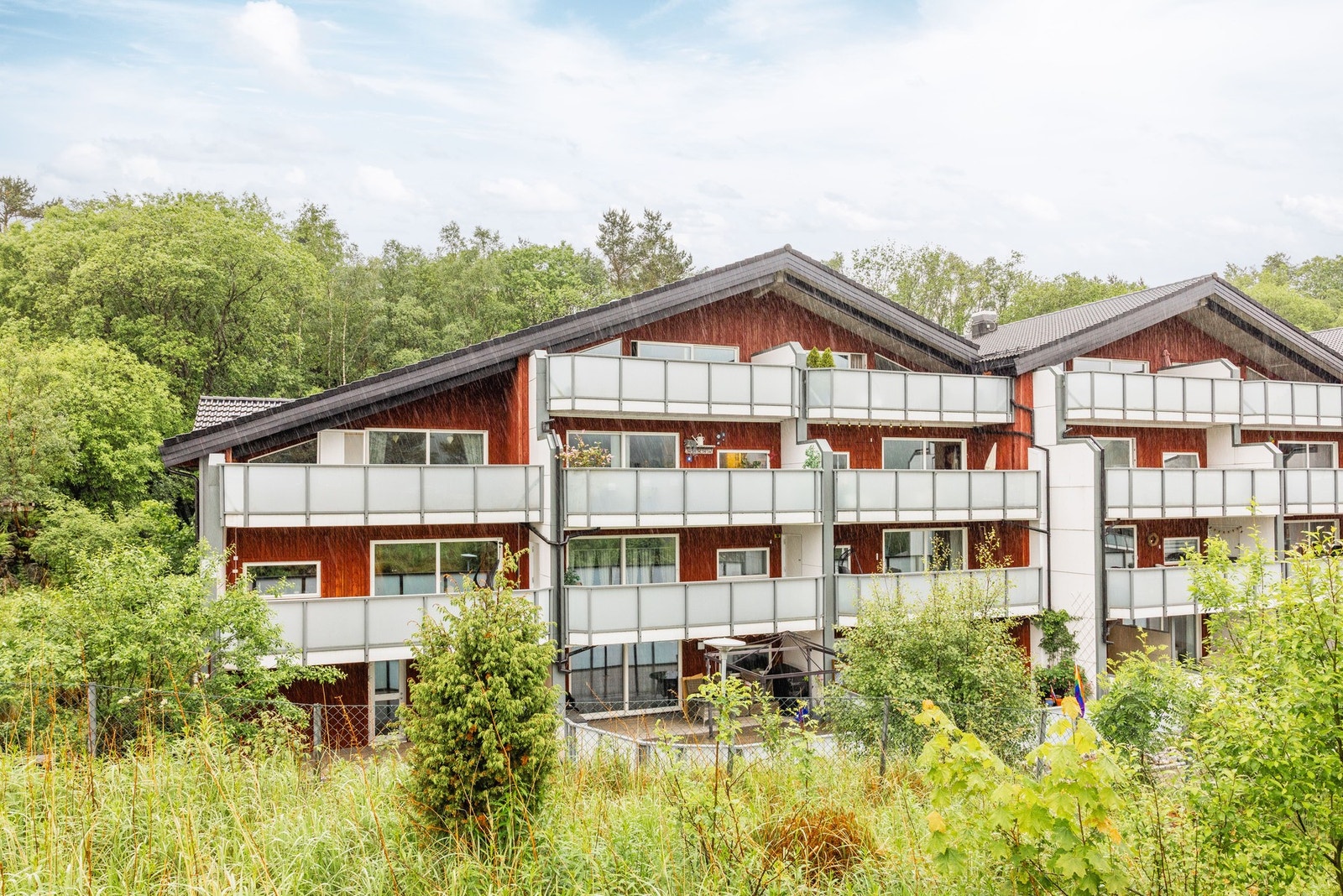 Lys og innholdsrik 4-roms med stor balkong, fast garasjeplass og flott utsikt! Galleribilde