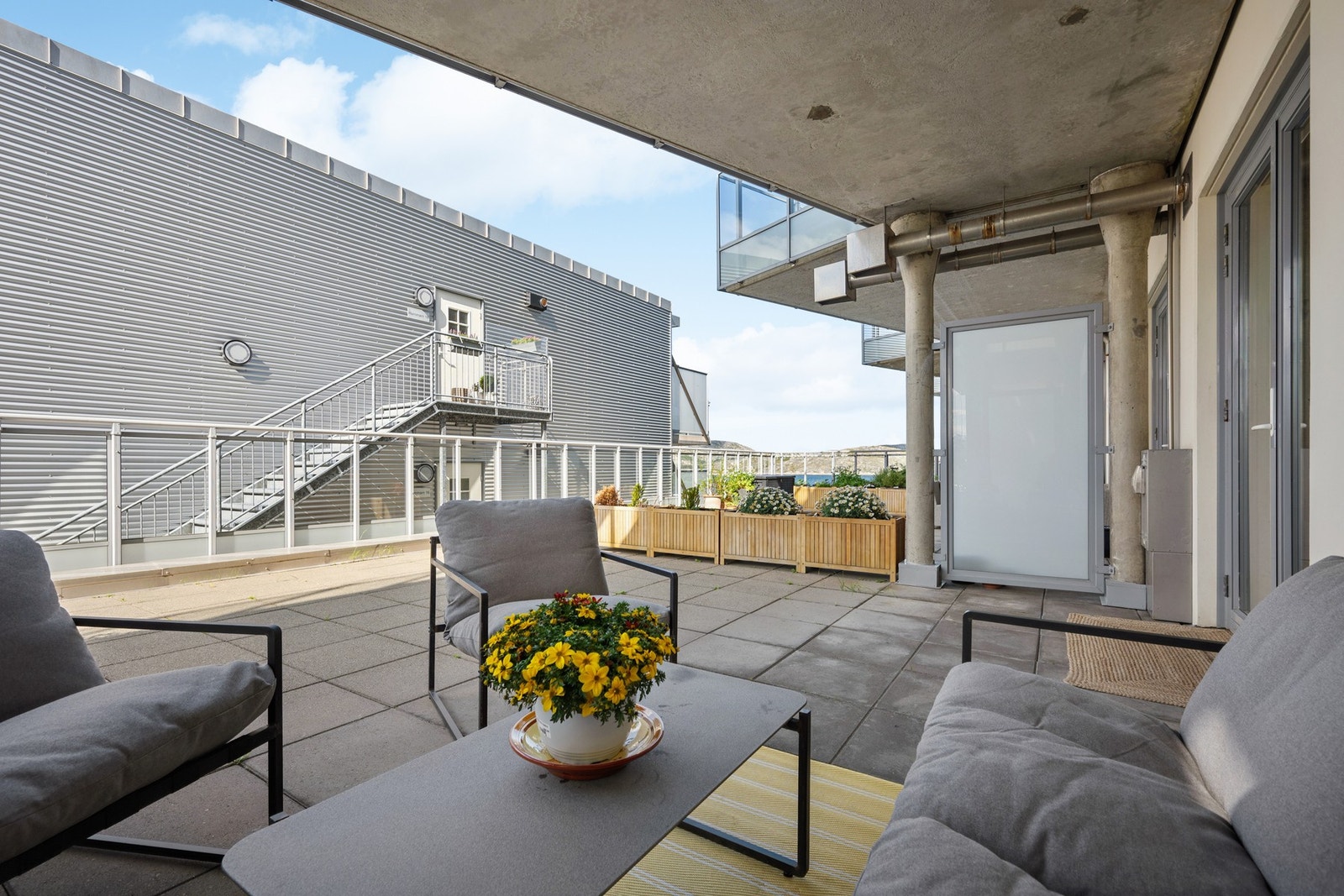 Her er det god plass til utemøbler, grill og plantekasser. Galleribilde