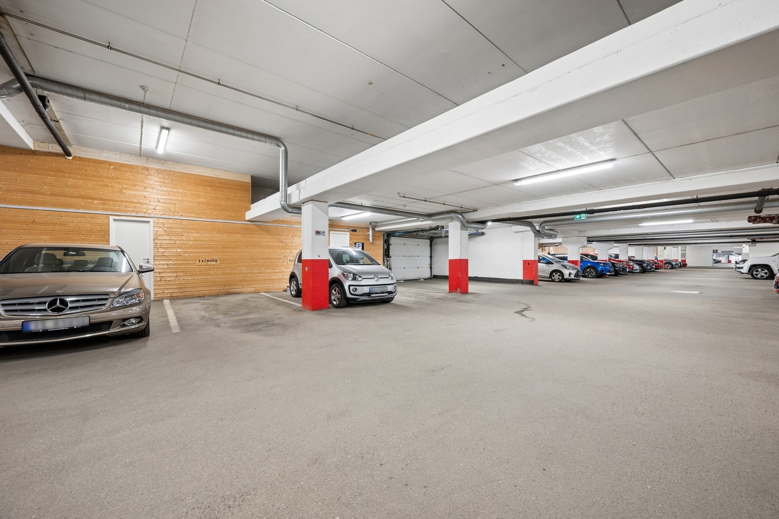 Det medfølger en fast garasjeplass i felles, lukket anlegg. I tillegg er det godt med gjesteparkeringsplasser! Galleribilde