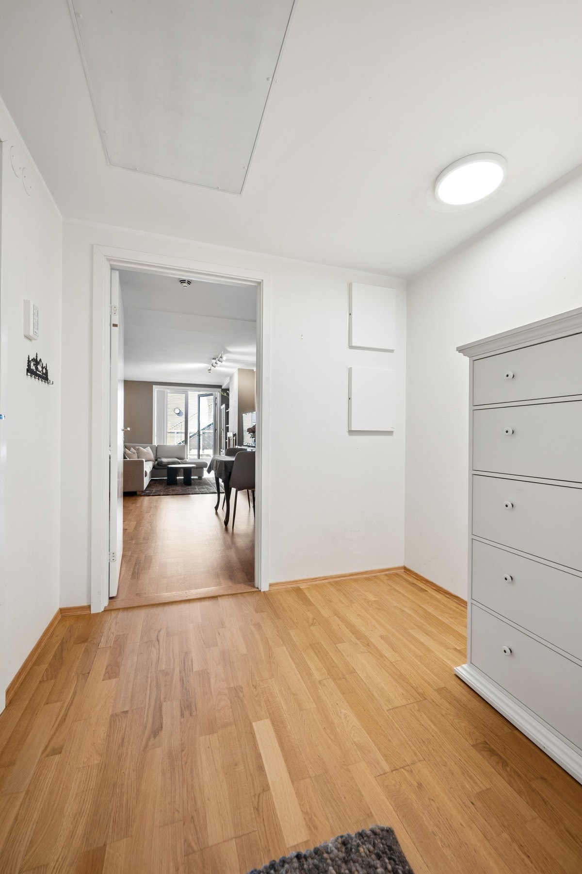 Romslig entré med plass til kommode og oppbevaring av yttertøy. Galleribilde