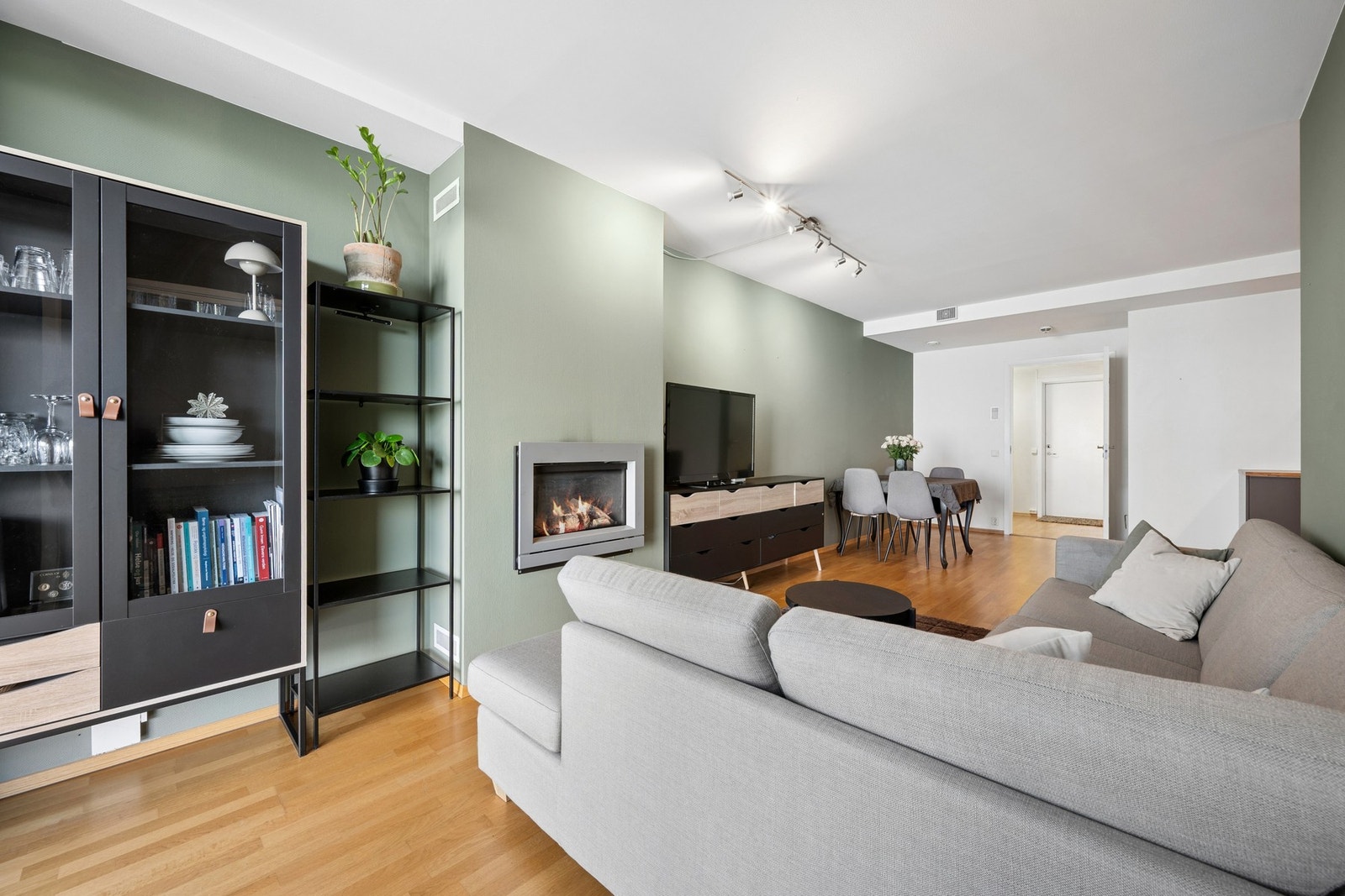 Stuen er romslig og har plass til både sofagruppe og spisebord. Galleribilde