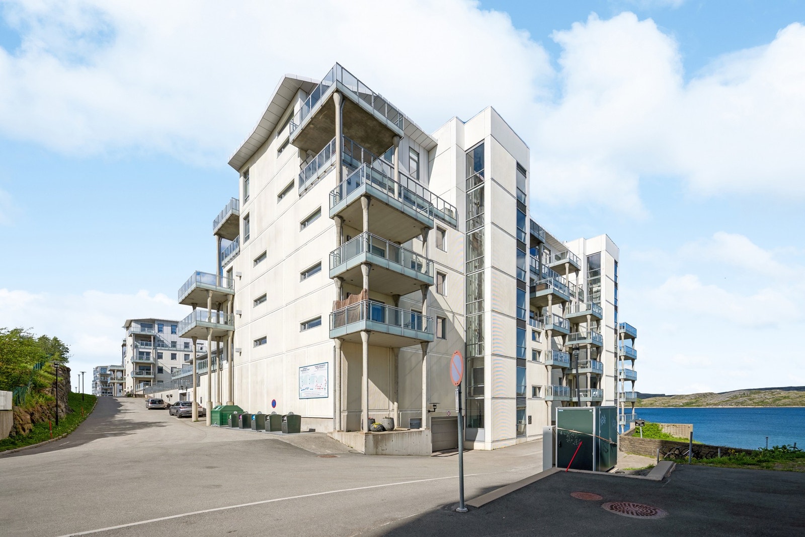 Moderne leilighetsbygg med heis, leiligheten ligger i byggets 5.etg. Galleribilde