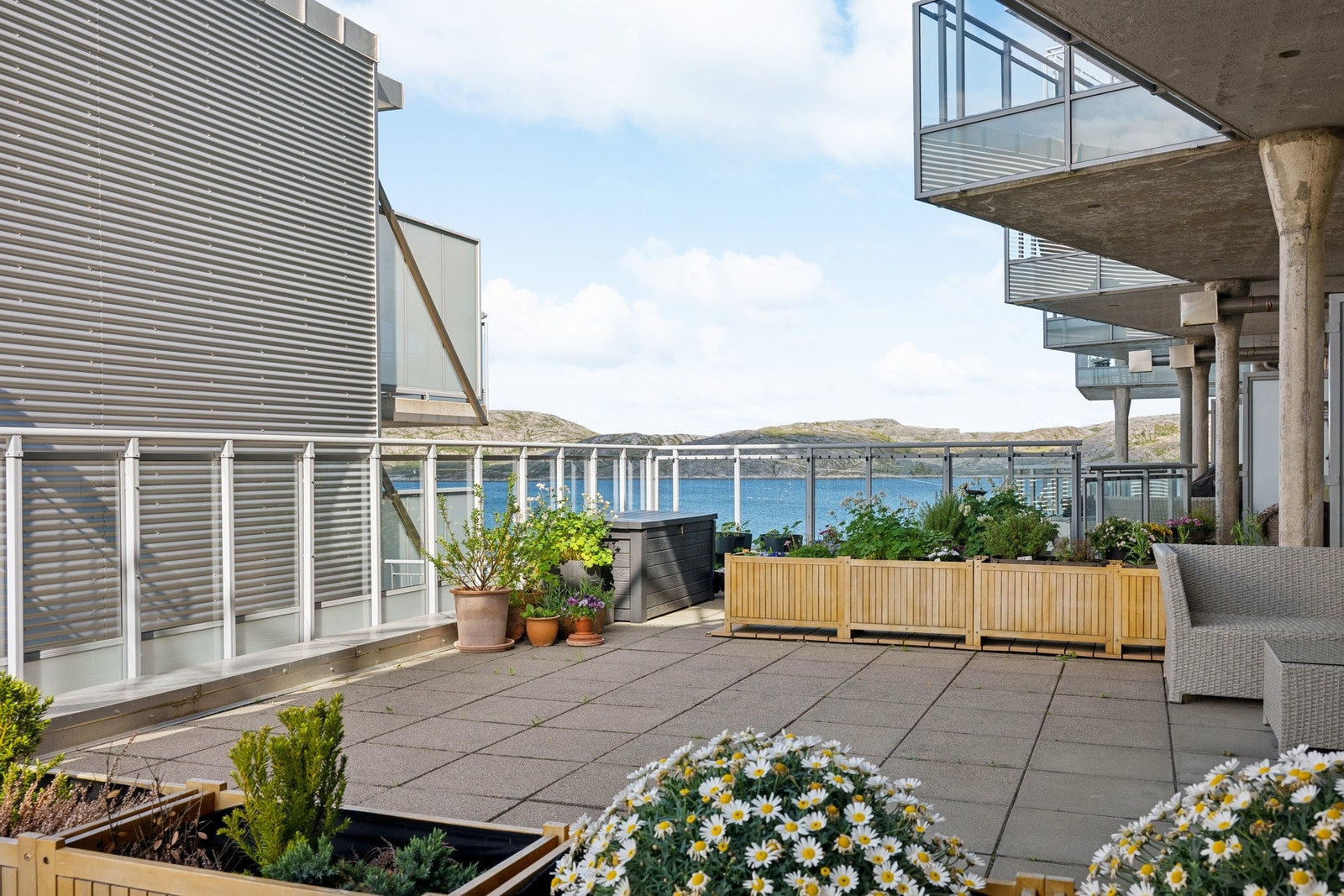 Fra uteområdet er det utsikt mot sjøen. Galleribilde