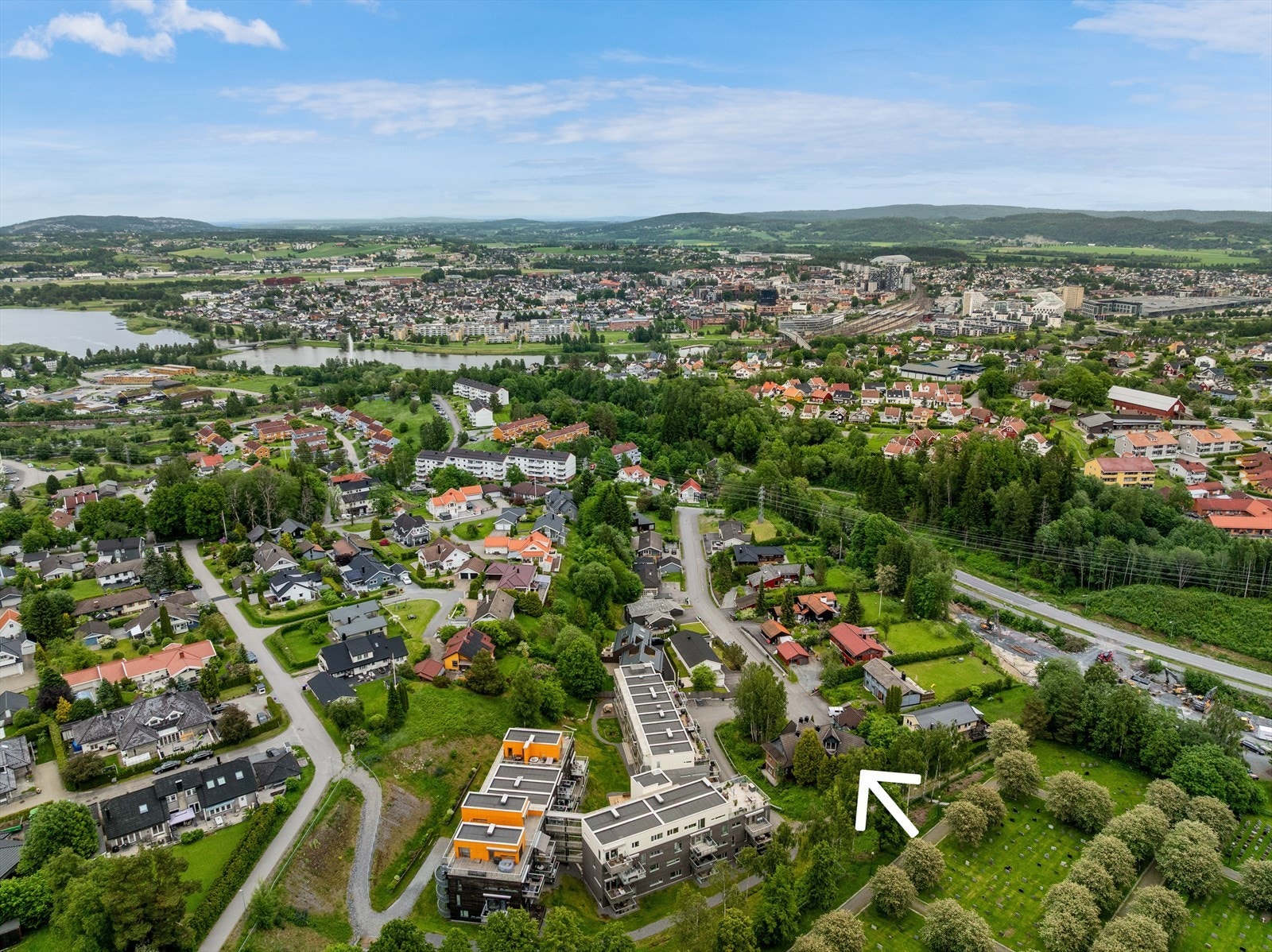 Kort vei både til Strømmen og Lillestrøm med alle bymessige fasiliteter. Galleribilde