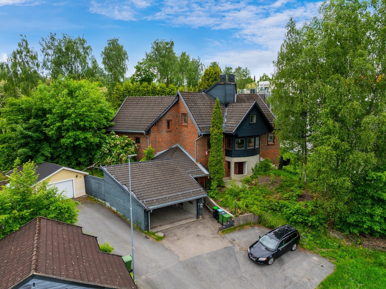 Adkomst via asfaltert gårdsplass med parkering i dobbelgarasje. Galleribilde